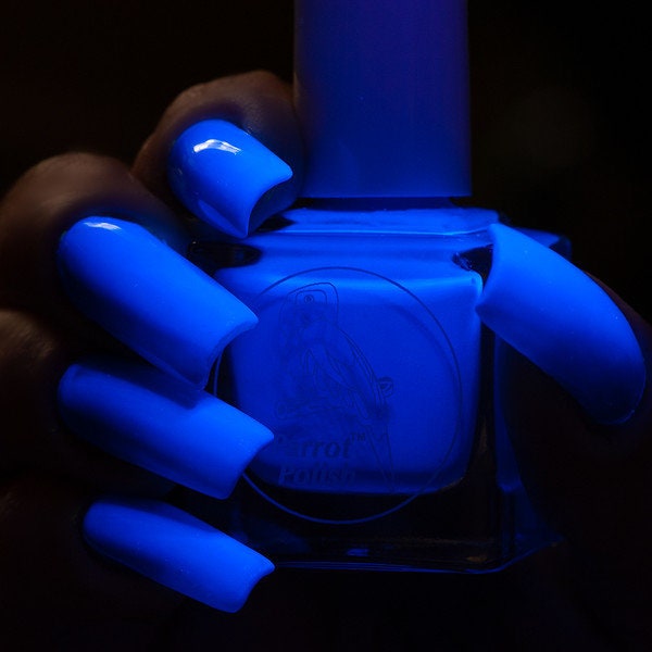 Blue glow in clearance the dark acrylic nails